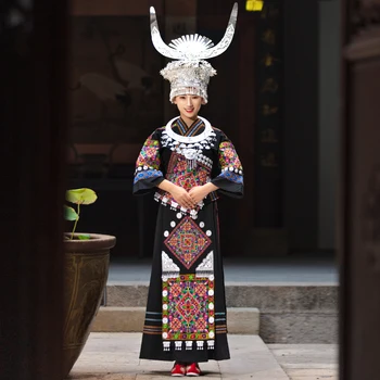  Рокля малцинство Мяо в Гуейджоу, Женски костюм за възрастни, Бродерия Село Xiangxi-Хмонг, Сценичното представяне, Дрехи за Фотосесии
